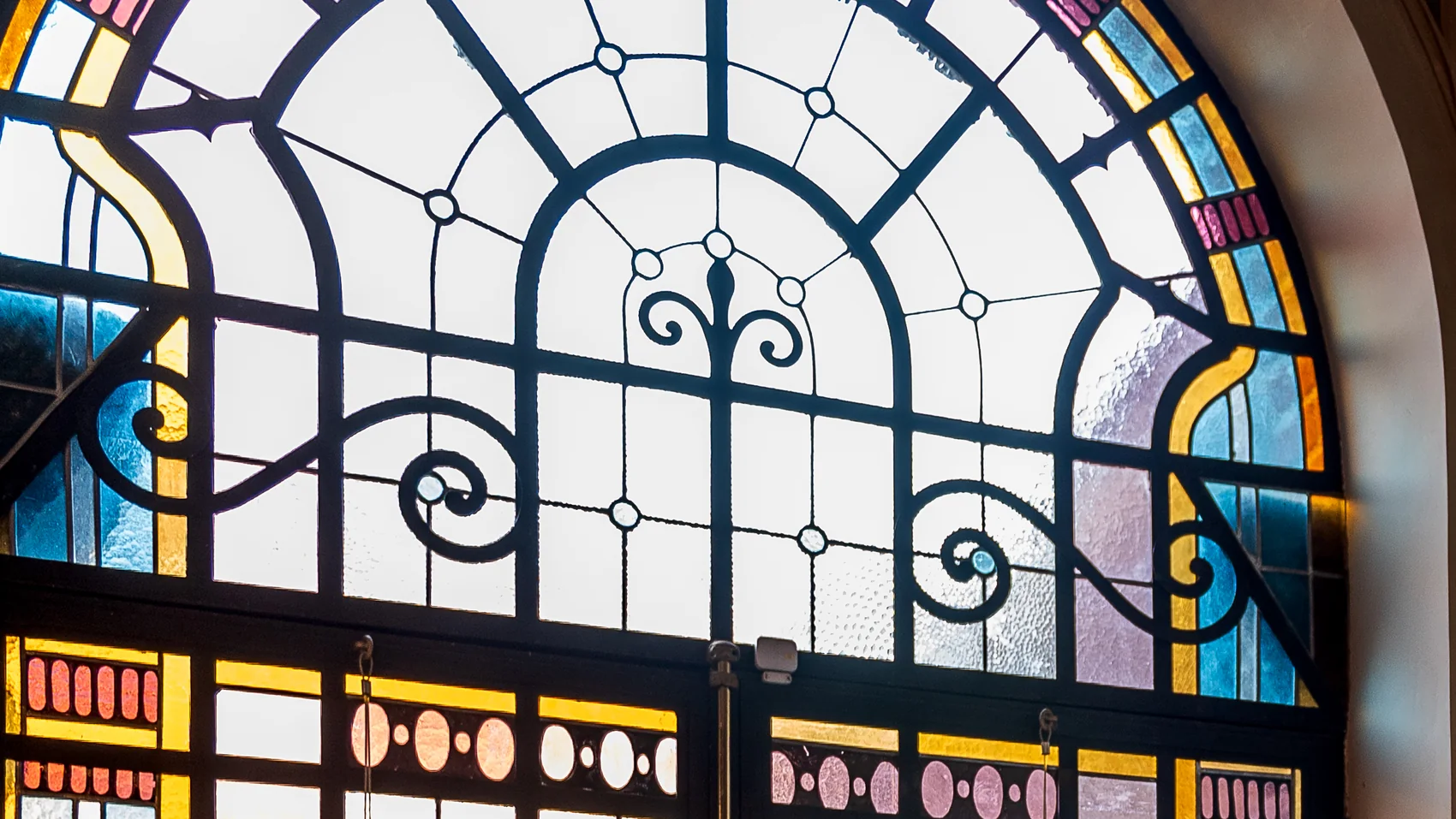 Detalhe do grande vitral em arco do casarão onde o ensaio foi feito